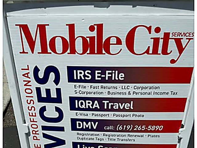 El letrero de servicios afuera de Mobile City: declaración de impuestos, DMV, Live Scan y reparación de celulares