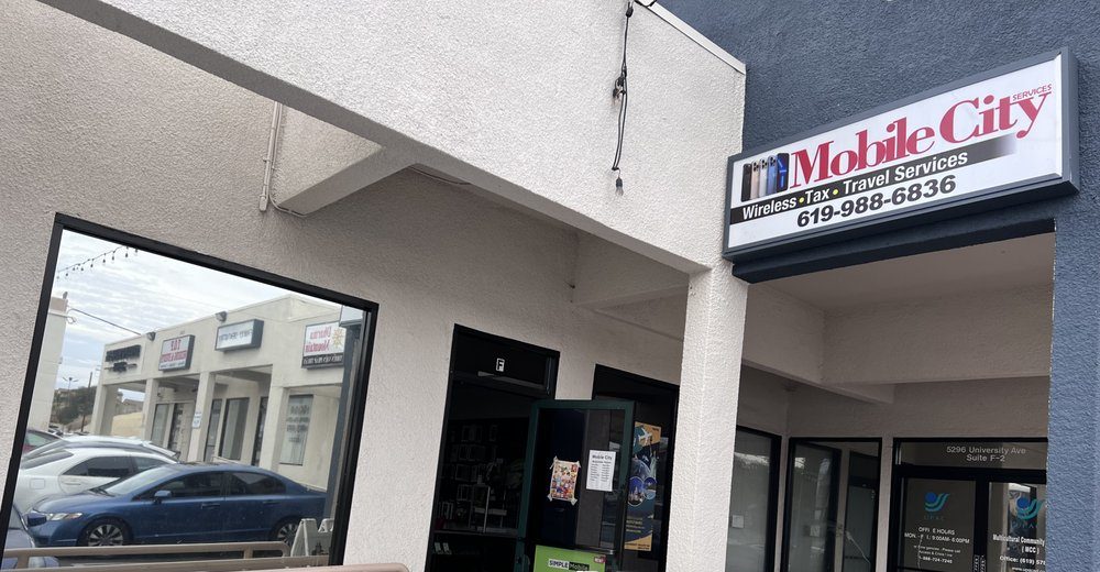 La entrada de Mobile City en University Ave, con el letrero de la tienda sobre la puerta