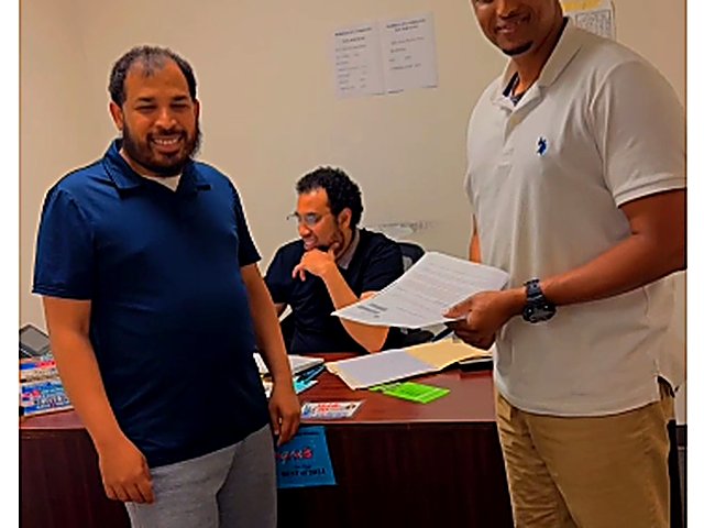 Hashim y el equipo de Mobile City en la tienda